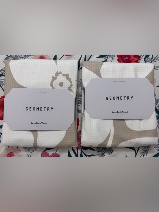 Geometry Other - NEW Geometry Luxe Bath Towel Set of Two in Big Tan Flowers Lightweight Oversized